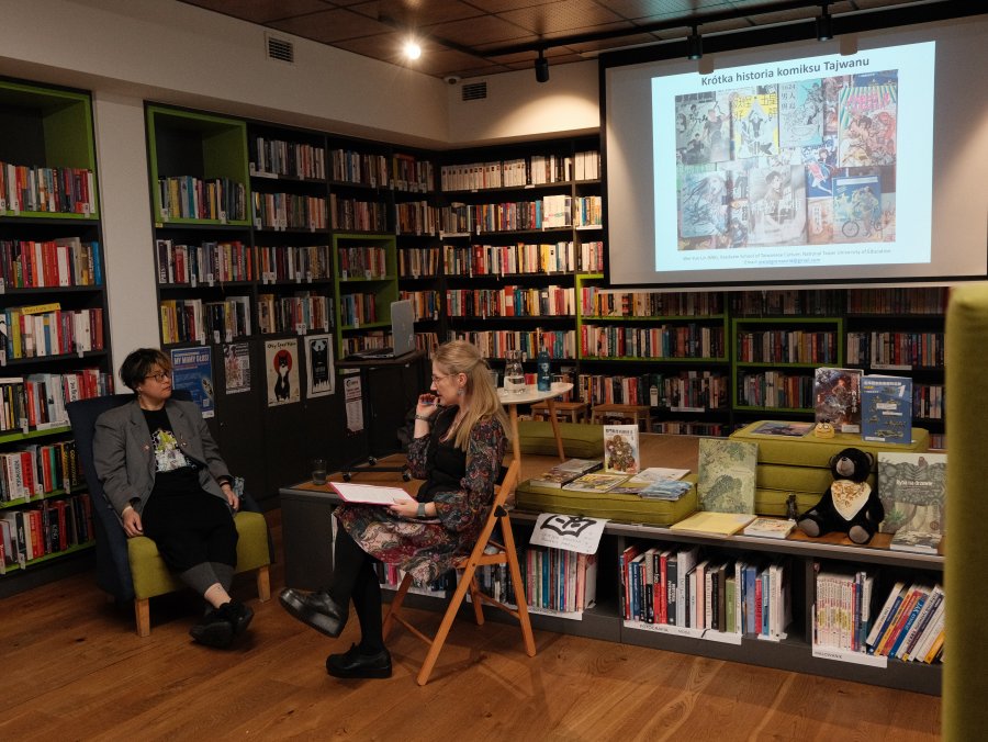 Wei-Yun Lin-G&oacute;recka w rozmowie z moderatorką spotkania Karoliną Jaskierską w Bibliotece z Pasją 