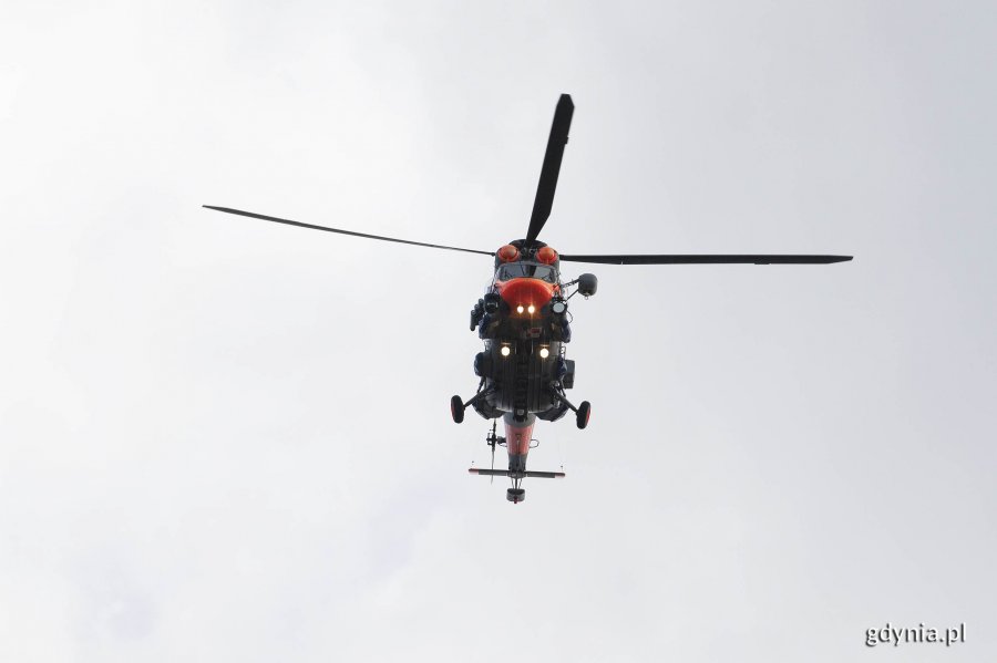 Śmigłowiec W-3WARM „Anakonda” przelatujący nad skwerem Kościuszki podczas pokazu z okazji święta 43. Bazy Lotnictwa Morskiego i Dywizjonu Okrętów Bojowych