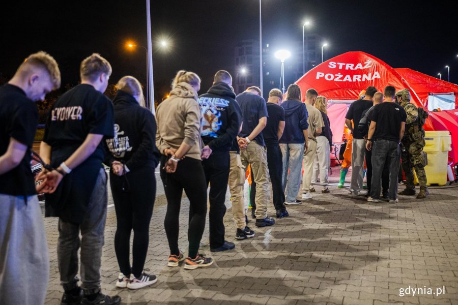 Kolejka statyst&oacute;w w trakcie ćwiczeń 