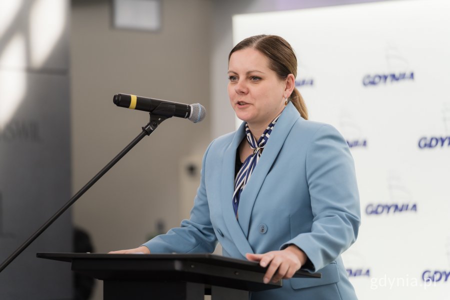 Prezydent Gdyni Aleksandra Kosiorek podczas inauguracyjnego spotkania Komitetu Honorowego Obchodów 100-lecia Gdyni (fot. Paweł Budziński)