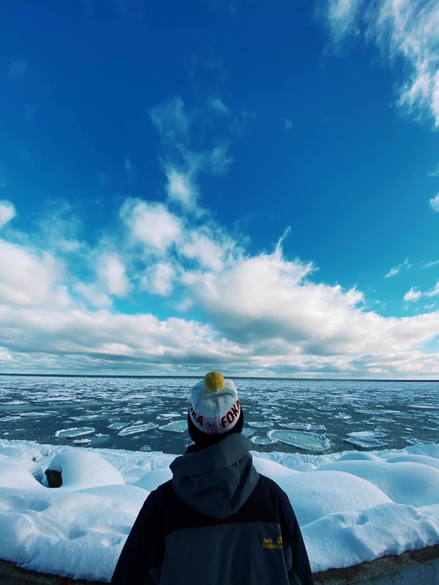 Widok na morze pokryte lodem, na pierwszym planie stoi osoba, zwrócona plecami do fotografa, fot. Monika Rucińska
