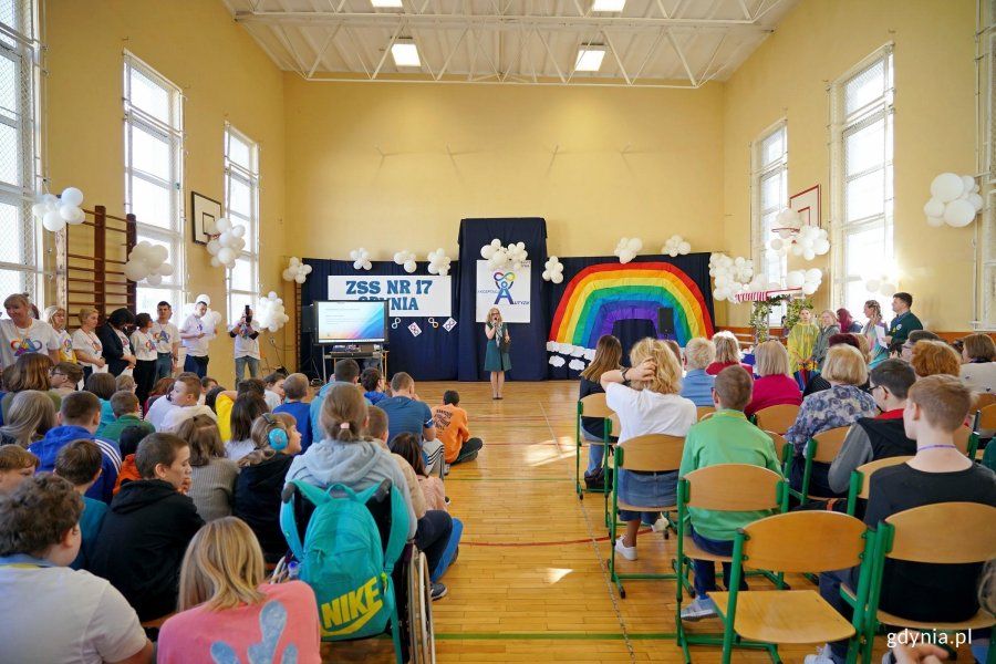  Jolanta Tomporowska, dyrektorka Zespołu Szk&oacute;ł Specjalnych nr 17, przemawiająca podczas wydarzenia z okazji Światowego Dnia Świadomości Autyzmu