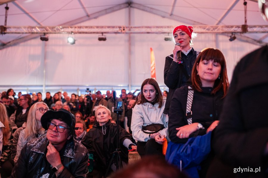 Uczestnicy debaty z udziałem Andrzeja Poczobuta w strefie NGO na Ope'erze 