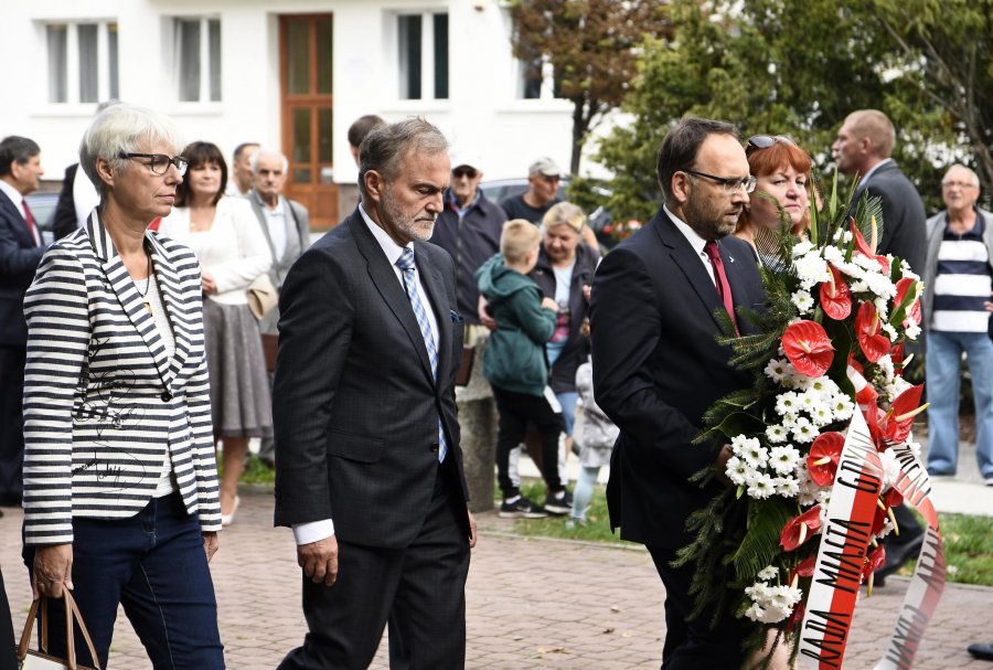 Prezydent Gdyni Wojciech Szczurek, przewodnicząca rady miasta Joanna Zielińska i radny Andrzej Bień składają kwiaty podczas piątkowych uroczystości upamiętniających wydarzenia Sierpnia' 80 // fot. Kamil Złoch