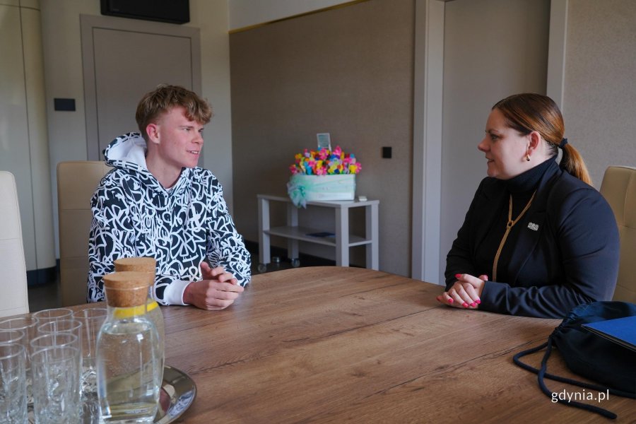 Prezydent Gdyni Aleksandra Kosiorek podczas spotkania z Dominikiem Kaletą, młodym mieszkańcem Chwarzna-Wiczlina