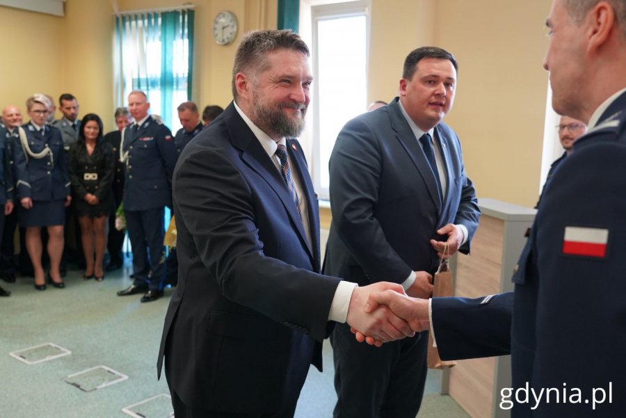 Na zdjęciu: przewodniczący Rady Miasta Tadeusz Szemiot i dyrektor Urzędu Miasta Łukasz Kobus podczas wręczania upominku ustępującemu komendantowi insp. Sławomirowi Pachurze (fot. Magdalena Starnawska)