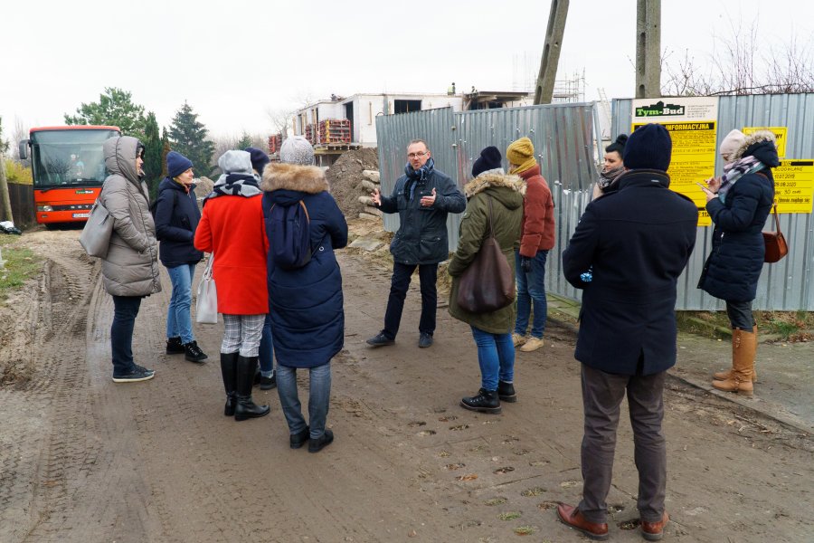 Wizyta przedstawicieli i przedstawicielek Obszaru Metropolitalnego Gdańsk-Gdynia-Sopot na terenach rewitalizowanych w Gdyni; ul. Dickmana (Oksywie), fot. Aleksander Trafas (LIS)