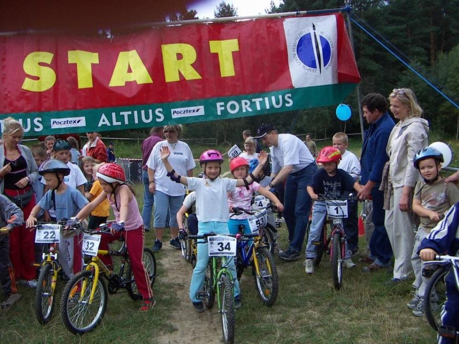 Wyścig rowerowy Rady Dzielnicy Dąbrowa w 2004 roku // fot. archiwum Romana Wasielewskiego