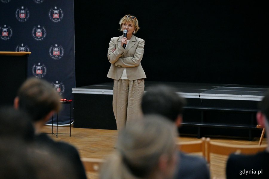 Karin Moder &ndash; dyrektorka Muzeum Miasta Gdyni przemawiająca inauguracji wystawy &bdquo;Gdynia x 10&rdquo;  w auli II LO 