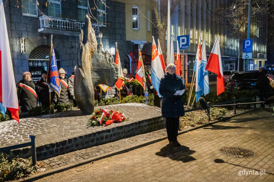 Ludzie zgromadzeni przy pomniku
