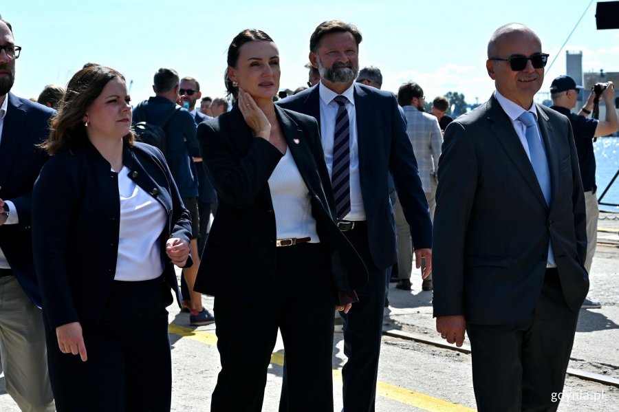Od lewej: prezydent Gdyni Aleksandra Kosiorek, wojewoda pomorska Beata Rutkiewicz i prezes zarządu Portu Gdynia Piotr Gorzeński podczas uroczystości chrztu okrętu ORP &bdquo;Wicher&rdquo;