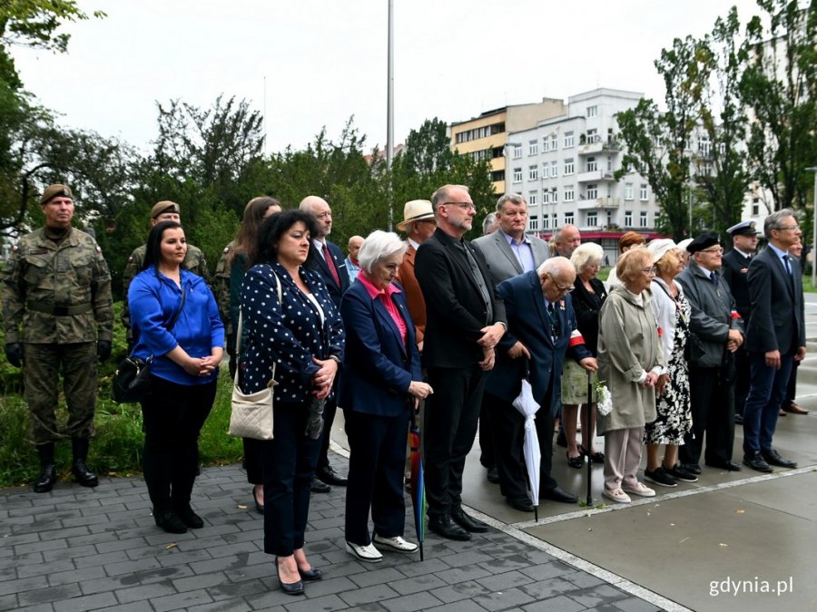 W pierwszym rzędzie (od prawej): poseł Marek Rutka, Tomasz Kuplicki - wiceprezes okręgu pomorskiego Światowego Związku Żołnierzy Armii Krajowej, Krystyna Kodymowska ps. Stokrotka - gdynianka, uczestniczka powstania warszawskiego, Krystyna Cembrzyńska-Piłat – wiceprezes okręgu pomorskiego Światowego Związku Żołnierzy Armii Krajowej, radny Jarosław Kłodziński, wiceprezydent Gdyni Michał Guć, Helga Łukaszewska, prezes gdyńskiego koła Światowego Związku Żołnierzy Armii Krajowej i radna Dorota Płotka podczas uroczystości z okazji 79. rocznicy wybuchu powstania warszawskiego // fot. Magdalena Czernek 