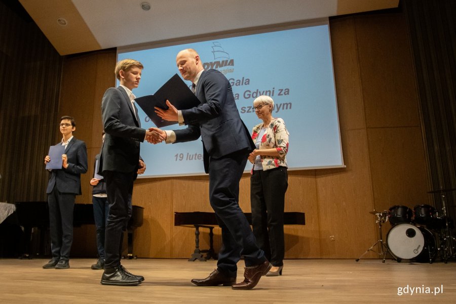 Zdolni gdyńscy uczniowie i studenci odebrali stypendia z rak wiceprezydenta Gdyni Bartosza Bartoszewicza oraz Joanny Zielińskiej, przewodniczącej Rady Miasta Gdyni // fot. Anna Rezulak 