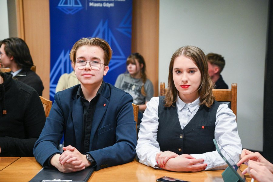 Młody mężczyzna i młoda kobieta przy stole