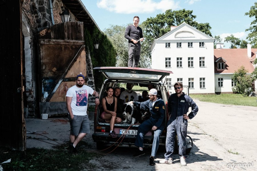 Uczestnicy warsztatów projektowali zabudowy kempingowe pozwalające przeistoczyć zwykły pojazd w komfortowy wakacyjny domek na kółkach.
