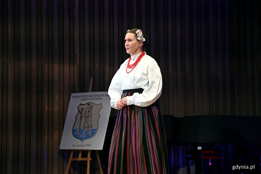 Solistka z Reprezentacyjnego Polskiego Zespołu Pieśni i Tańca „Wileńszczyzna” śpiewająca podczas koncertu „Barwy Wileńszczyzny”