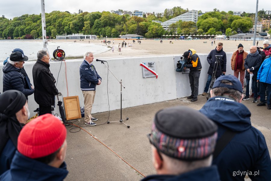 Uroczyste odsłonięcie tablicy Bohdana Sienkiewicza w alei Żeglarstwa Polskiego z okazji 60-lecia Pomorskiego Związku Żeglarskiego – przemówienie Bogusława Witkowskiego (fot. Kamil Złoch)