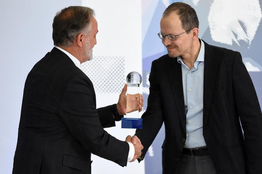 Prezydent Wojciech Szczurek wręczał nagrodę w kategorii dziennikarz zagraniczny publikujący na temat Polski, Polaków i Polonii // fot. Michał Puszczewicz