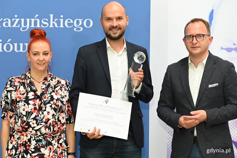 Laureat - Łukasz Grajewski. Nagrodę wręczyli: Małgorzata Naukowicz z Polskiego Radia i Marcin Skierawski, wiceprezydent Sopotu // fot. Michał Puszczewicz