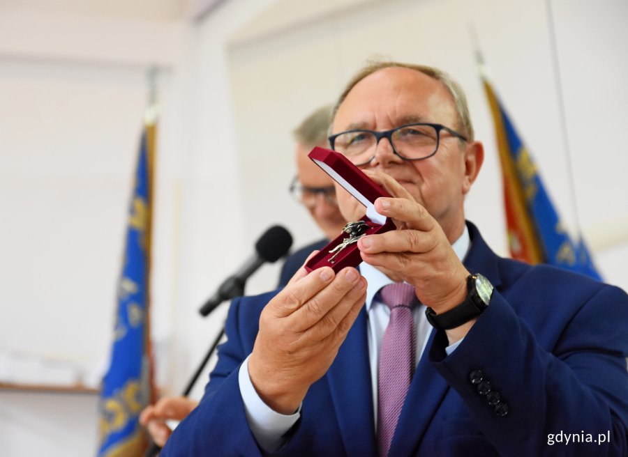 W gdyńskiej Trójce odbyła się uroczystość wręczenia dyplomów matury międzynarodowej. Najlepsze absolwentki otrzymały nagrodę w postaci Srebrnych Róż, przyznanych przez Towarzystwo Szkół Twórczych // fot. Kamil Złoch