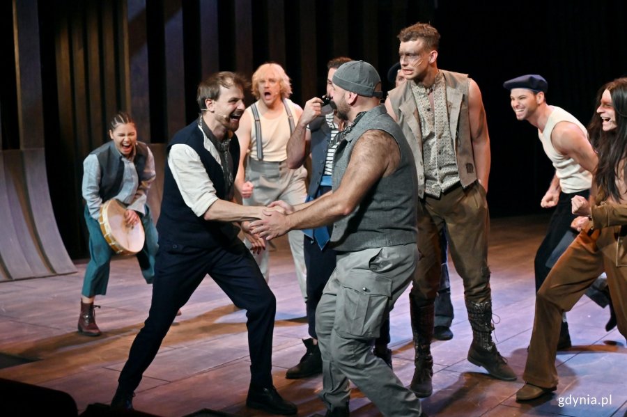 Zdjęcie z pr&oacute;by medialnej spektaklu &bdquo;Moby Dick&rdquo; w Teatrze Muzycznym w Gdyni. Scena zbiorowa 