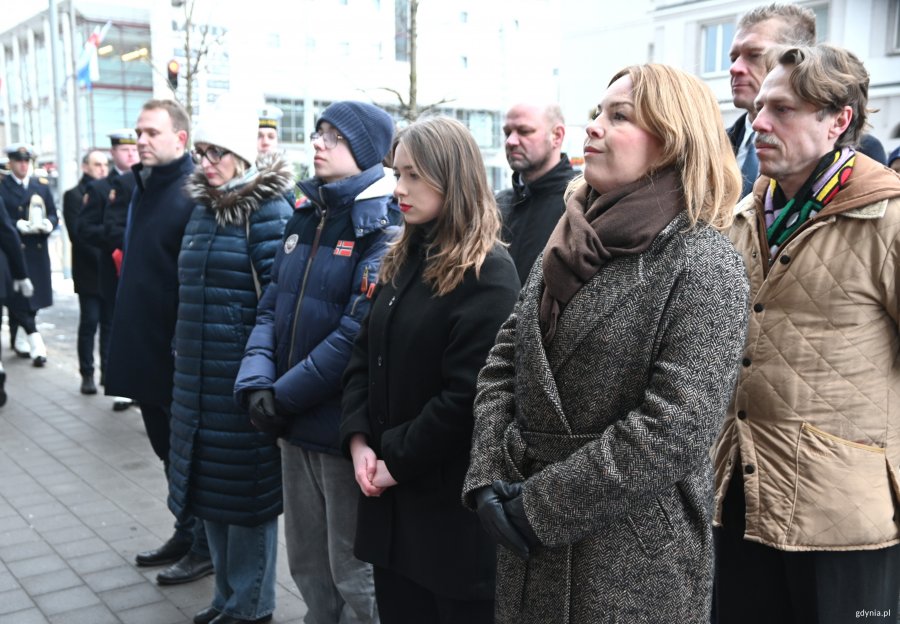 Grupa os&oacute;b pod pomnikiem