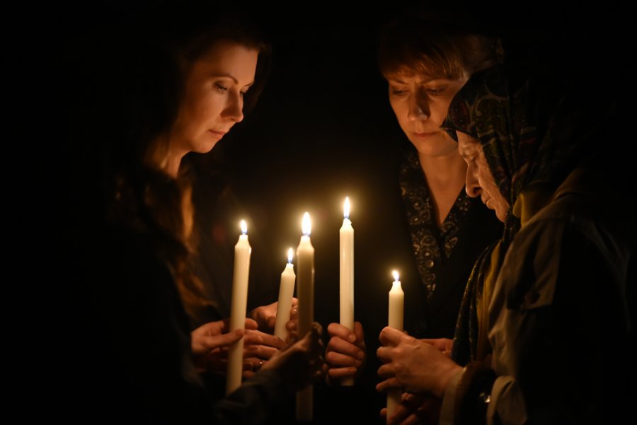 Scena zbiorowa kobiet przy zapalonych świeczkach
