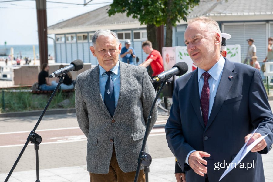 Wydarzenie zgromadziło wielu gości, w tym mieszkańców Gdyni, miłośników historii oraz przedstawicieli środowisk wojskowych.