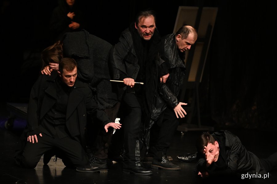 „Dziady" na scenie Teatru Miejskiego. Na zdj. (od prawej): Maciej Wizner, Grzegorz Wolf, Dariusz Szymaniak i Krzysztof Berendt. Fot. Michał Puszczewicz