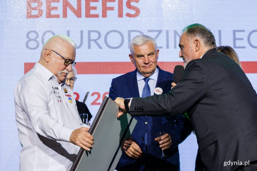 Wojciech Szczurek - prezydent Gdyni wręcza Lechowi Wałęsie prezent urodziny w postaci grafiki autorstwa Wojciecha Kostiuka. Z tyłu: Tadeusz Truskolaski - prezydent Białegostoku