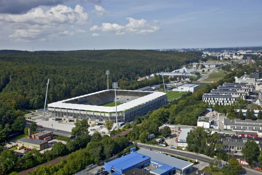Stadion Miejski w Gdyni oraz obiekty Gdyńskiego Centrum Sportu - ujęcie z lotu ptaka.