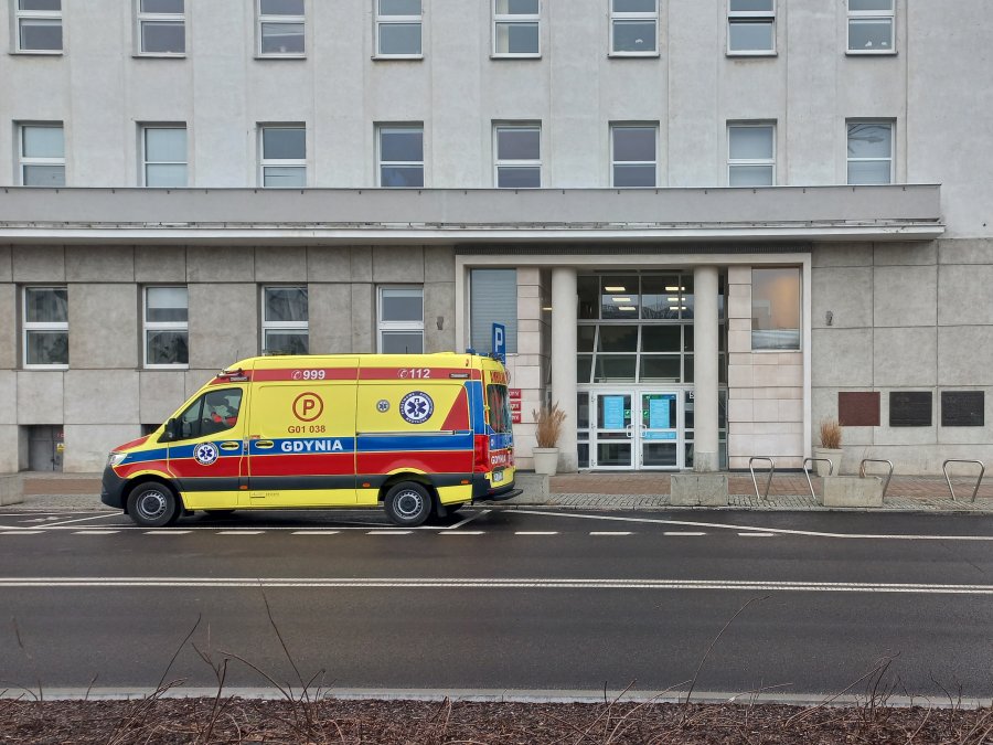  ambulans przed budynkiem Urzędu Miasta 