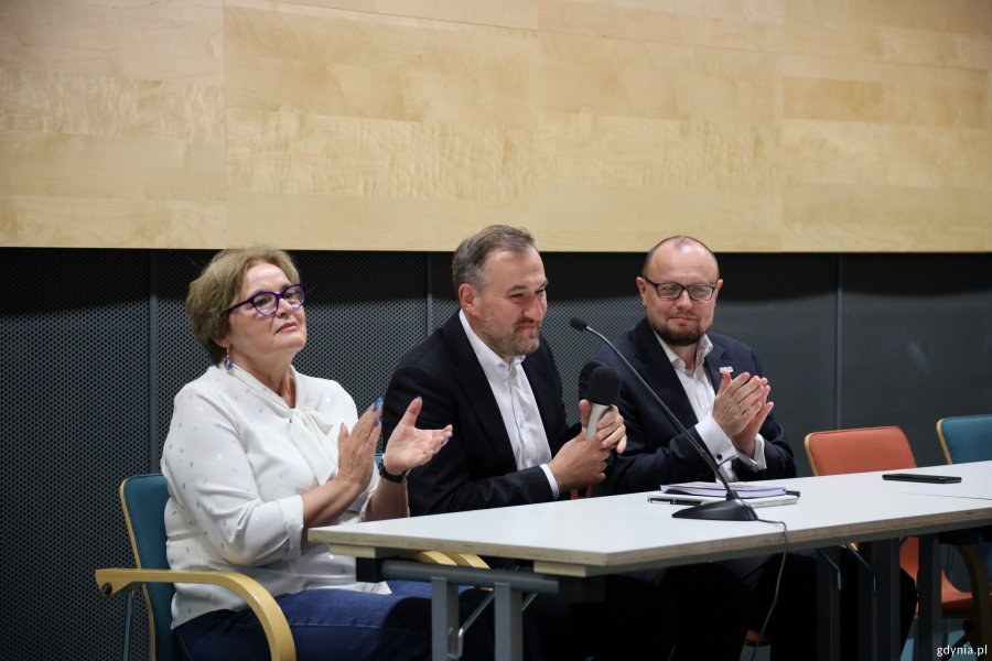 Na zdjęciu (od lewej): radna miasta Teresa Bysewska, wiceprezydent Gdyni Tomasz Augustyniak i dyrektor zarządzający ds. kultury i aktywności mieszkańc&oacute;w Mariusz Bzdęga