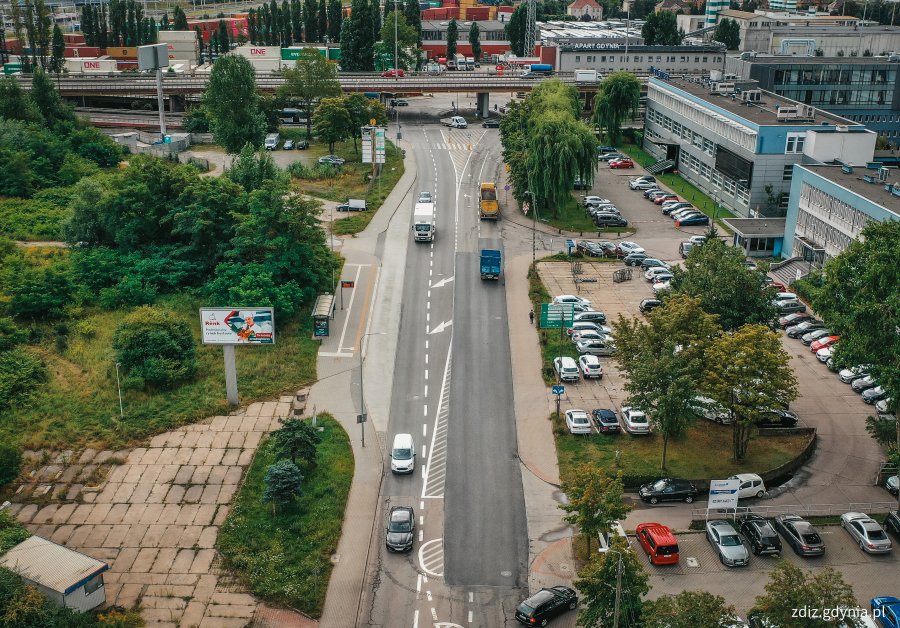 widok z góry na ulicę, w tle ruch uliczny, widok z góry na miasto, nowa nawierzchnia