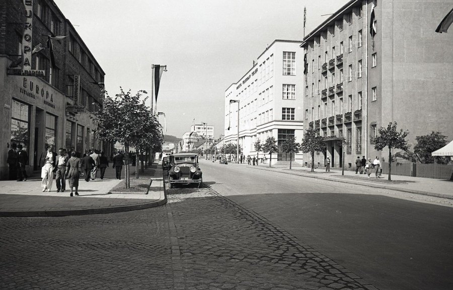 Fotografia z archiwum cyfrowego Muzeum Miasta Gdyni. Ulica 10 Lutego przy skrzyżowaniu z ulicą Abrahama w Gdyni, 1938 // fot. Henryk Poddębski 