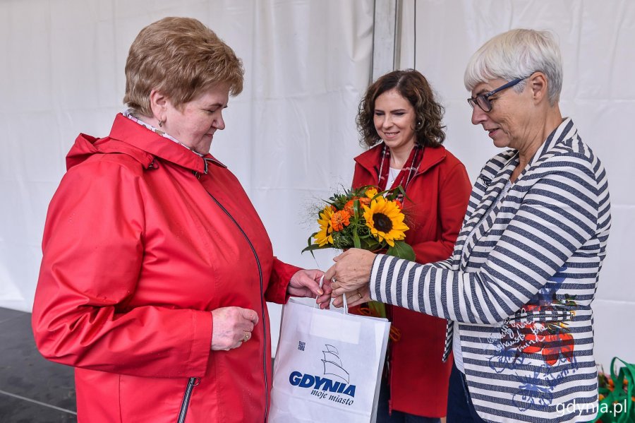 Przewodnicząca gdyńskiej Rady Miasta Joanna Zielińska wręczała nagrody laureatom konkursu "Gdynia w kwiatach" // fot. Przemek Świderski