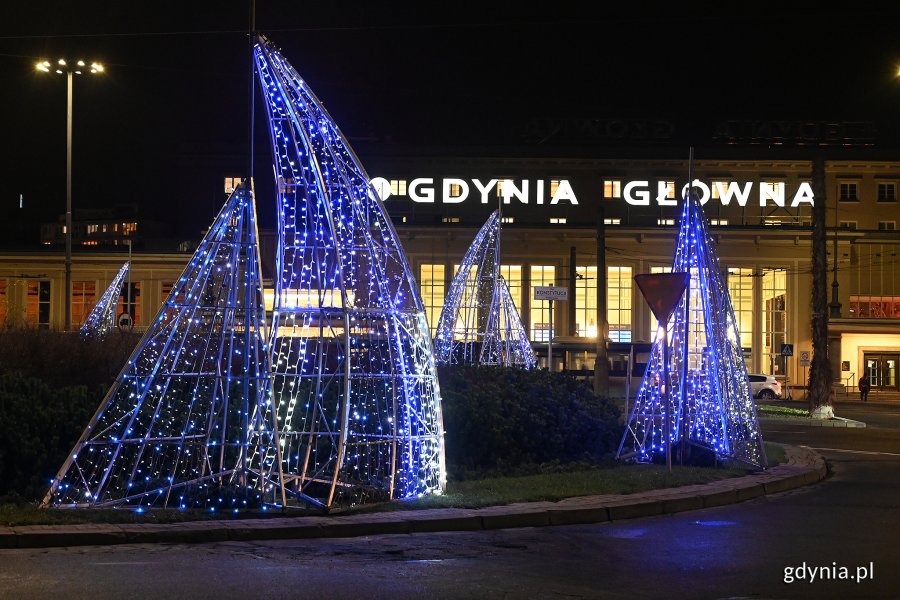 Świąteczne iluminacje przed budynkiem dworca Gdynia Główna // fot. Michał Puszczewicz
