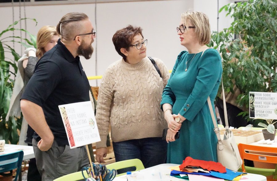 Urodzinowe spotkanie w Wymiennikowni. Od lewej radny dzielnicy Chylonia Marcin Czerwiński, przedstawicielka biura RD Chylonia Katarzyna Kożyczkowska oraz radna miasta Agnieszka Tokarska  (fot. Karolina Ford-Kłopotowska, Laboratorium Innowacji Społecznych)