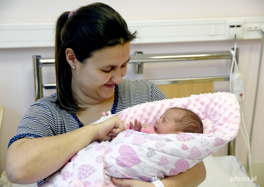 Mama i córka - pani Karolina z małą Zuzią // fot. Kamil Złoch