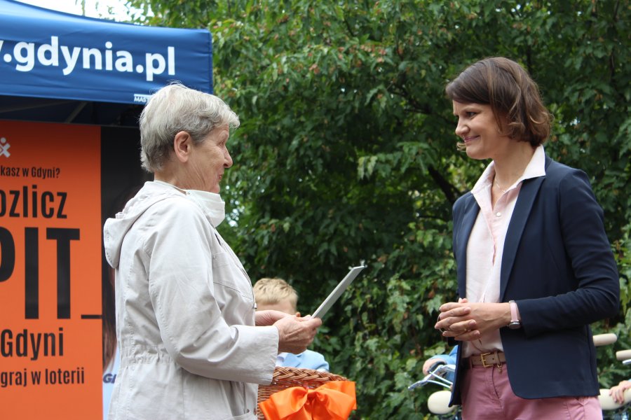 Wiceprezydent Katarzyna Gruszecka-Spychała i nowa posiadaczka roweru Baltica Gdynia, fot. Magda Śliżewska