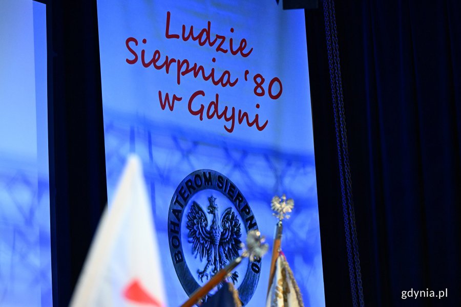 Uroczystość wręczenia odznak honorowych w Sali Koncertowej Portu Gdynia w ramach gdyńskich obchodów 45. rocznicy zakończenia strajków i podpisania porozumień sierpniowych (fot. Michał Puszczewicz)