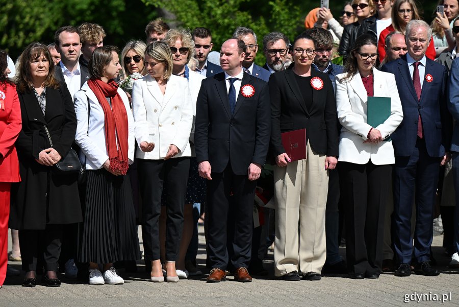 Od lewej: Małgorzata Zwiercan - prezes fundacji Pomorska Inicjatywa Historyczna, radni miasta Norbert Anisowicz, Larysa Kramin, Monika Strzałkowska i Teresa, Bysewska, poseł Rafał Siemaszko, Beata Koniarska - radna Sejmiku Województwa Pomorskiego, radny miasta Dominik Aziewicz, posłanka Wioleta Tomczak, Ireneusz Trojanowicz - wiceprzewodniczący Rady Miasta Gdyni i senator Sławomir Rybicki podczas uroczystości z okazji Święta Narodowego Trzeciego Maja