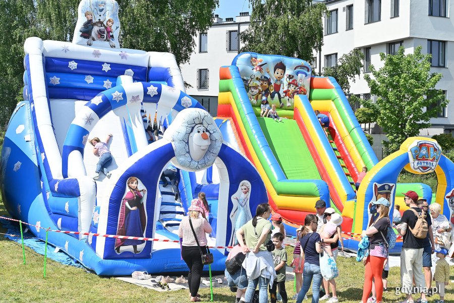 Dmuchane zjeżdżalnie i mieszkańcy
