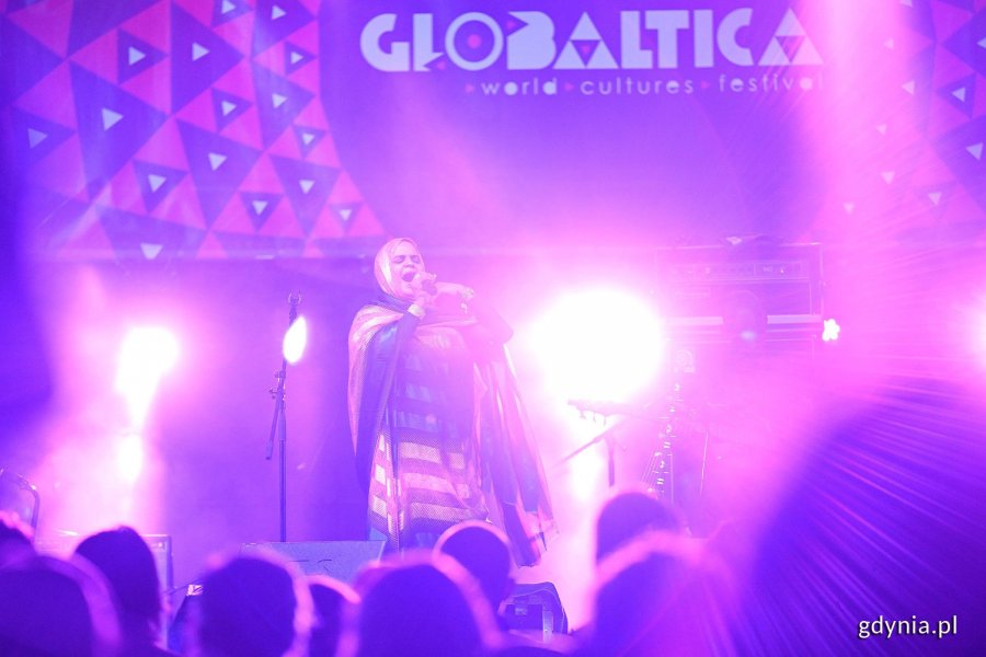 Globaltica. Na scenie występuje Noura Mint Seymali. (fot. Michał Puszczewicz/gdynia.pl) 