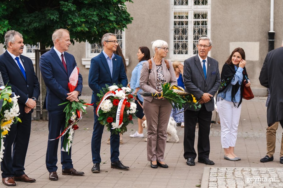Kwiaty pod pomnikiem Antoniego Abrahama złożyli m.in. parlamentarzyści i samorządowcy. Fot. Mateusz Dietrich
