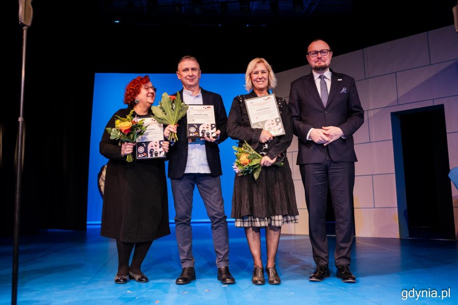 Tegoroczni laureaci Nagrody Prezydent Miasta Gdyni i Mariusz Bzdęga, dyrektor zarządzający ds. kultury i aktywności mieszkańc&oacute;w na scenie