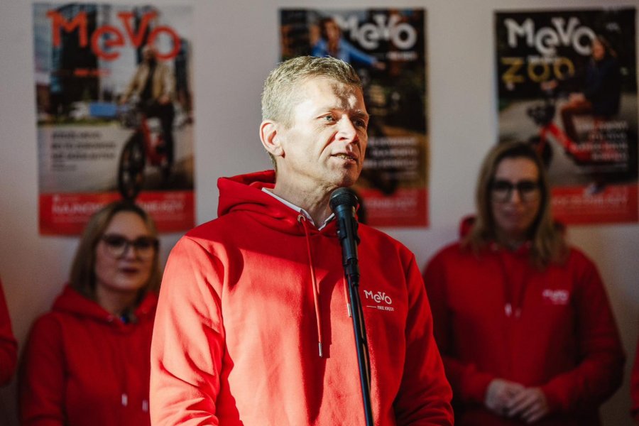 Michał Felon – dyrektor Zarządu Dróg i Zieleni w Gdyni przemawiający podczas spotkania z okazji 2. urodzin Mevo