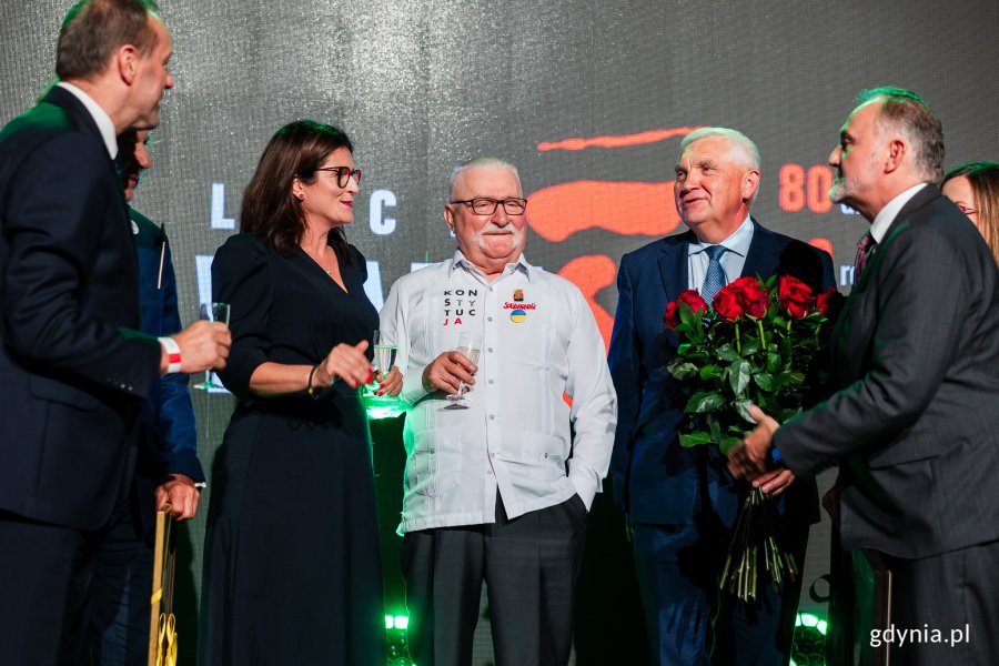 Samorządowcy składający życzenia Lechowi Wałęsie. Od prawej: Wojciech Szczurek - prezydent Gdyni, Tadeusz Truskolaski - prezydent Białegostoku, Aleksandra Dulkiewicz - prezydent Gdańska, Mieczysław Struk - marszałek województwa pomorskiego podczas spotkania w Europejskim Centrum Solidarności