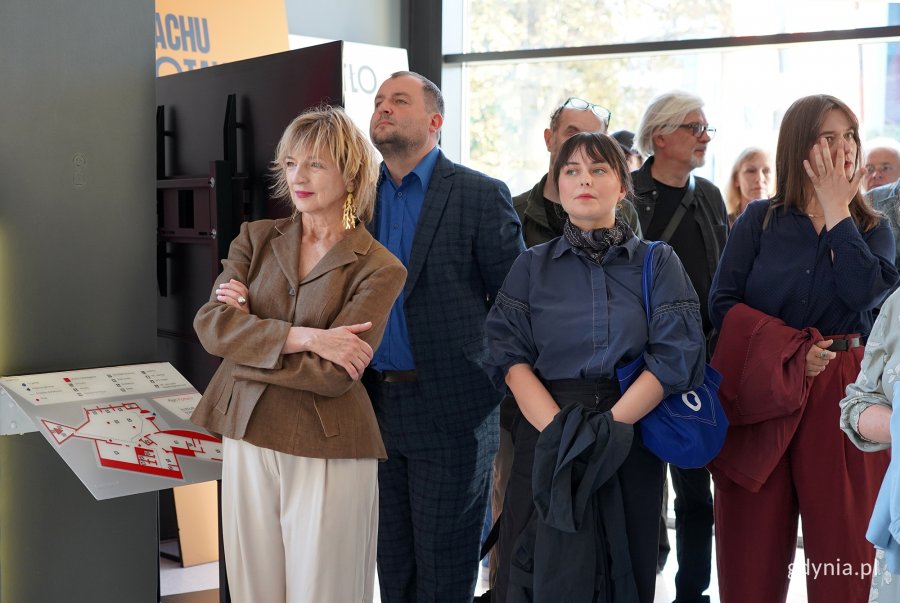 Na zdjęciu dyrektor Muzeum Miasta Gdyni Karin Moder, z tyłu Michał Miegoń (fot. Karolina Szypelt)