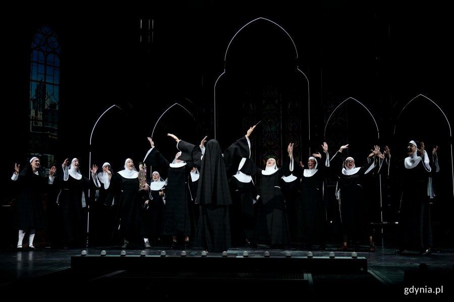 Zdjęcie z pr&oacute;by medialnej spektaklu &bdquo;Zakonnica w przebraniu&rdquo; w Teatrze Muzycznym w Gdyni. Scena zbiorowa 